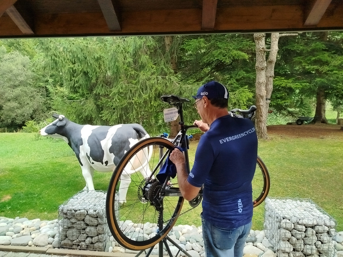 Cycliste en maillot Ozio préparant son vélo avant le départ de la Thonon-Trieste