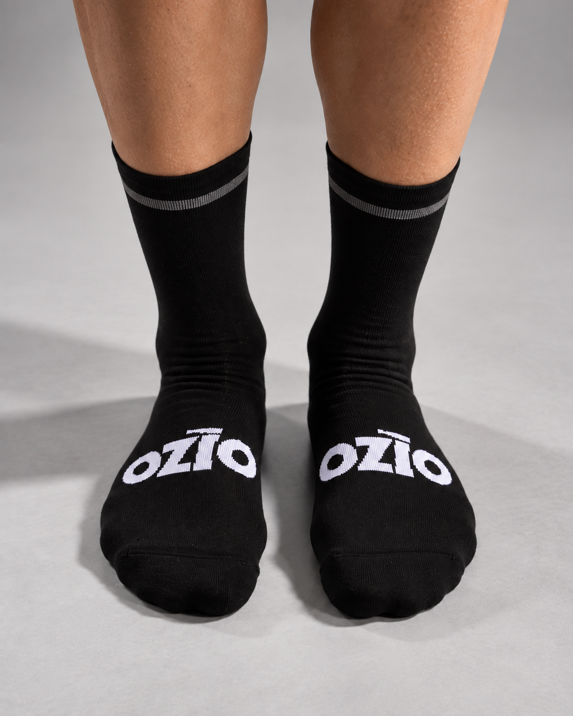 Chaussettes vélo thermiques Thermozio noires, vue de face portées, logo Ozio blanc