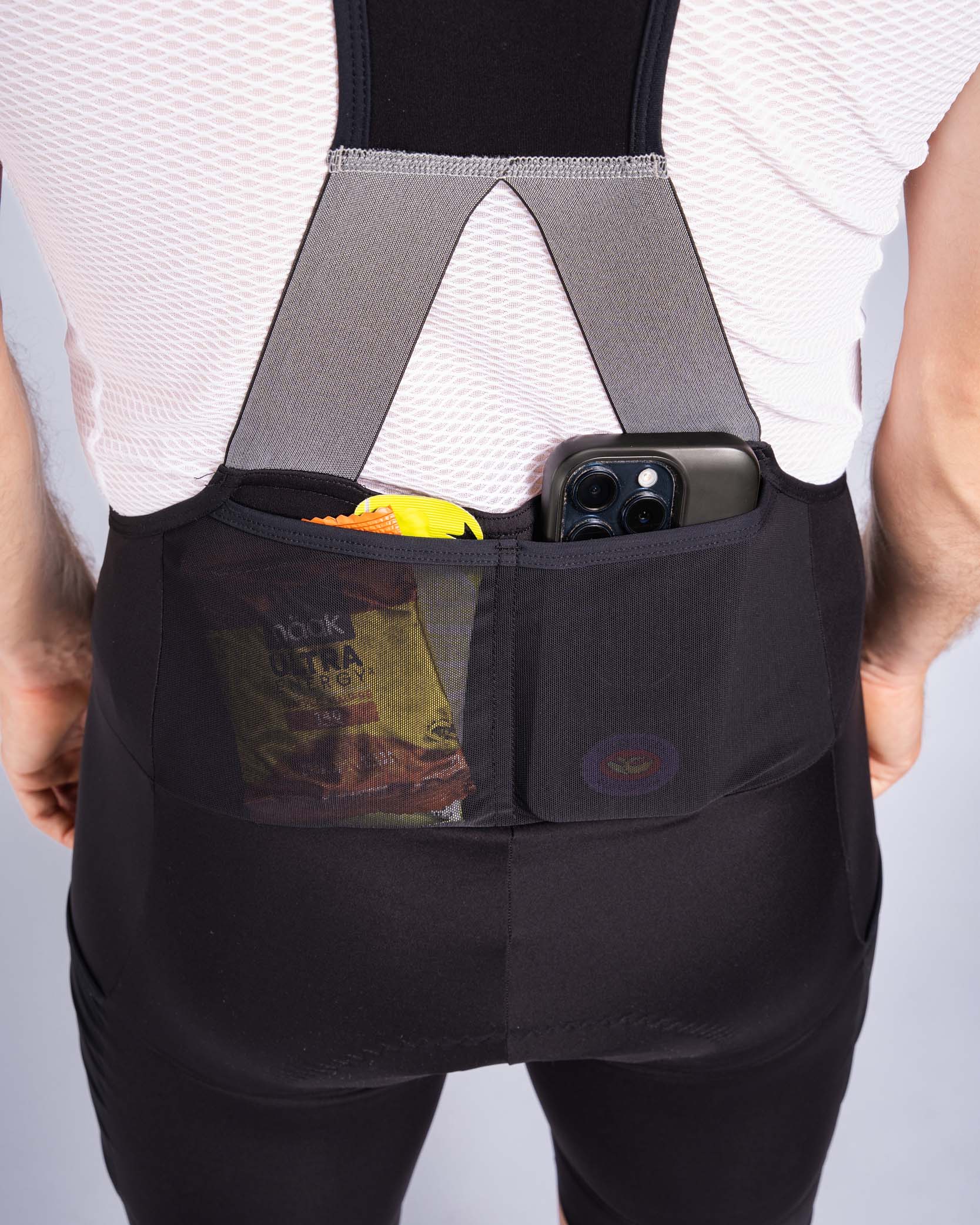 Gros plan cuissard vélo homme Titan Ozio longue distance avec poches arrière pour nutrition et téléphone