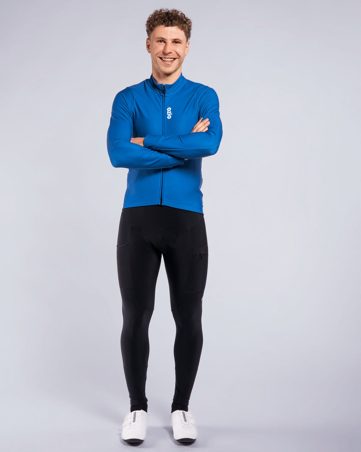 Maillot vélo longue distance Boreal homme bleu porté avec cuissard noir, bras croisés, vue de face pleine hauteur