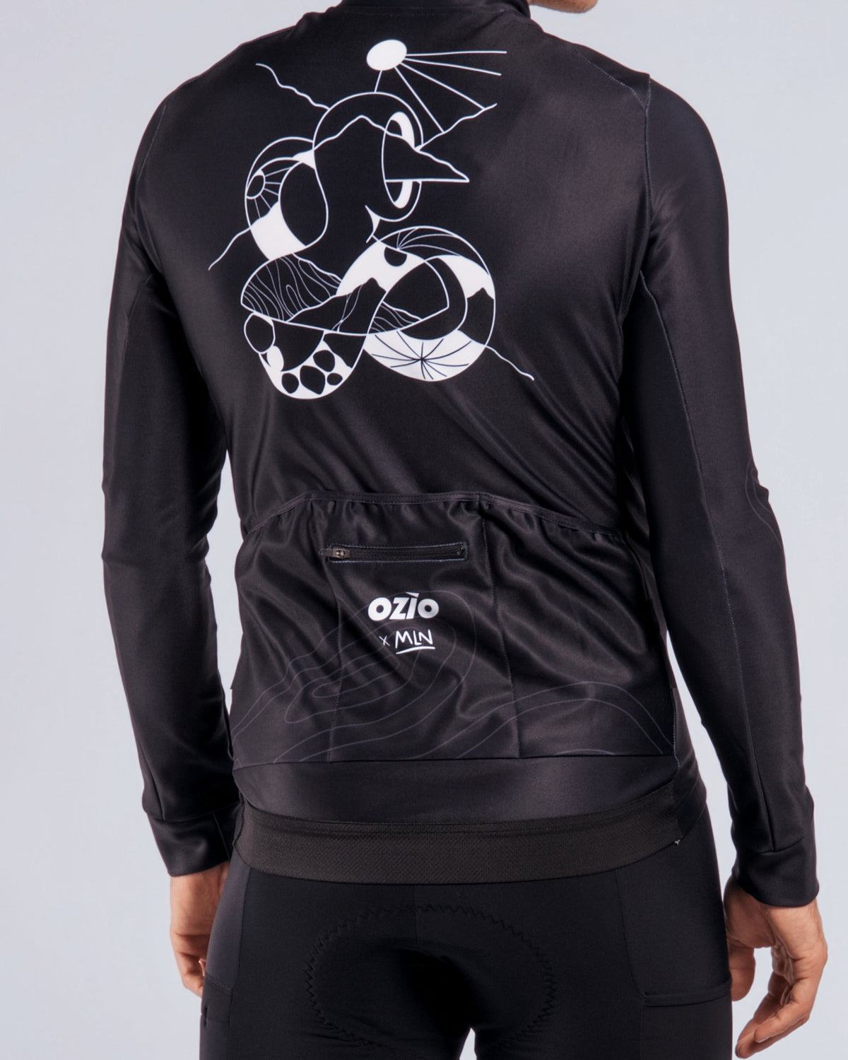 Maillot vélo longue distance Boreal homme noir, vue de dos stylisée avec illustration et poche dorsale