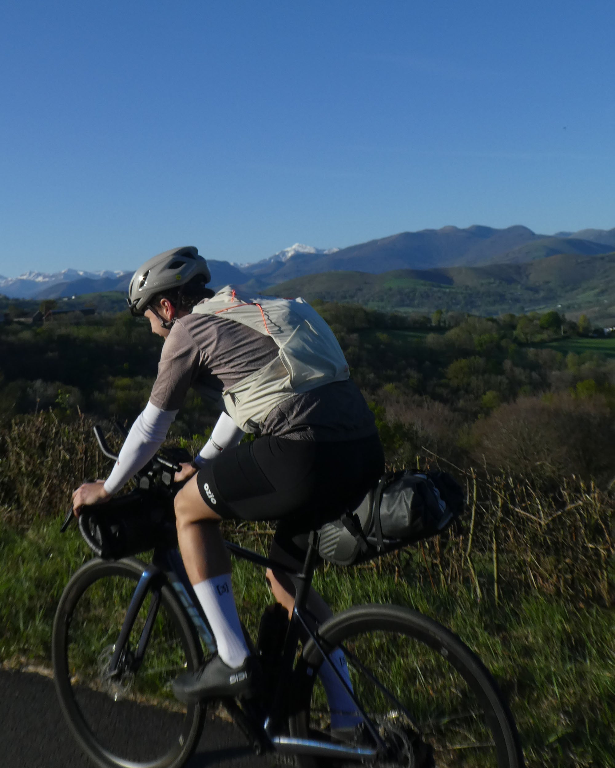 vue du cuissard ozio tetris porté en sortie longue distance par un cycliste