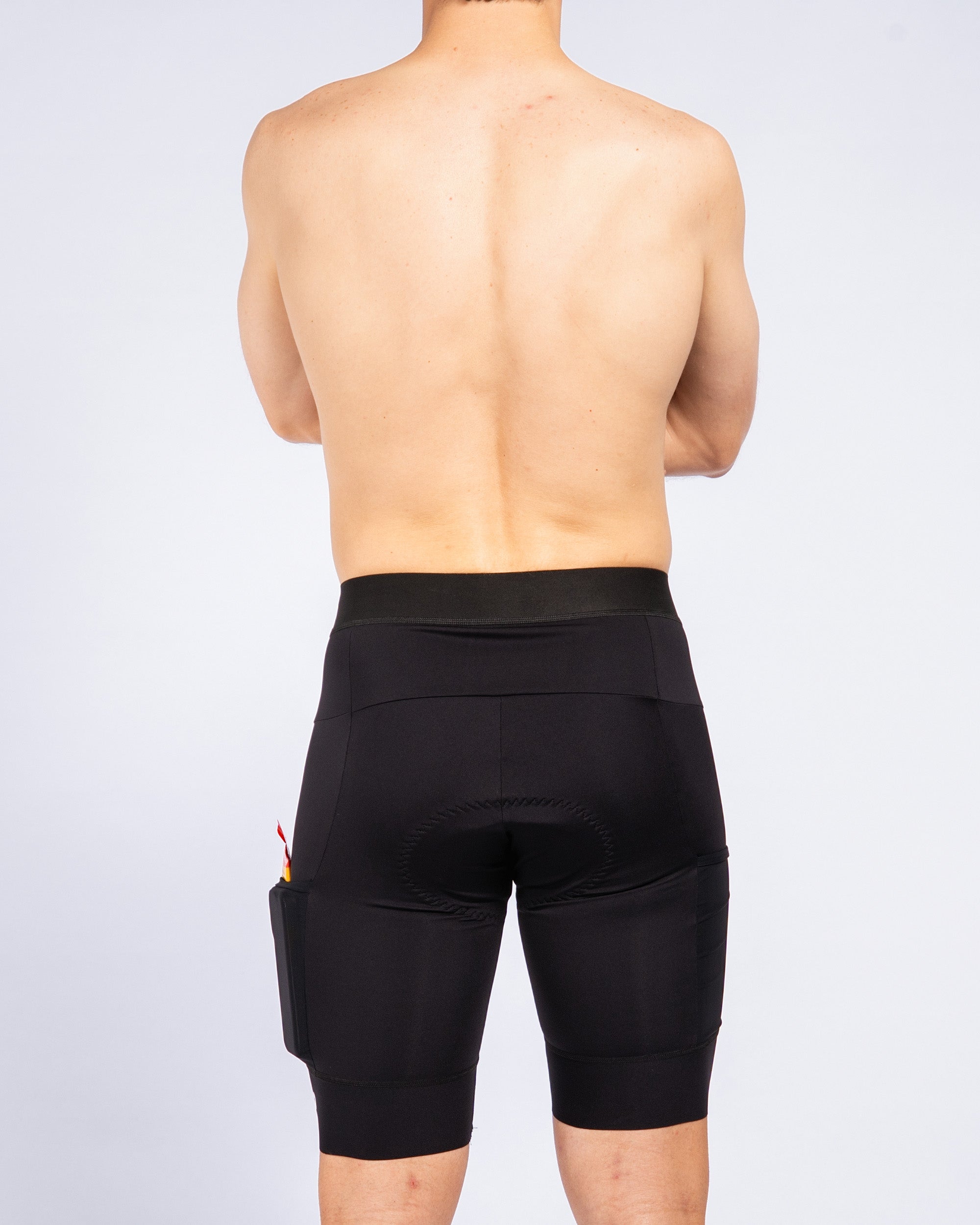 Vue hauteur ceinture dos arrière du cuissard vélo Titan Ozio longue distance sans bretelles avec poches latérales