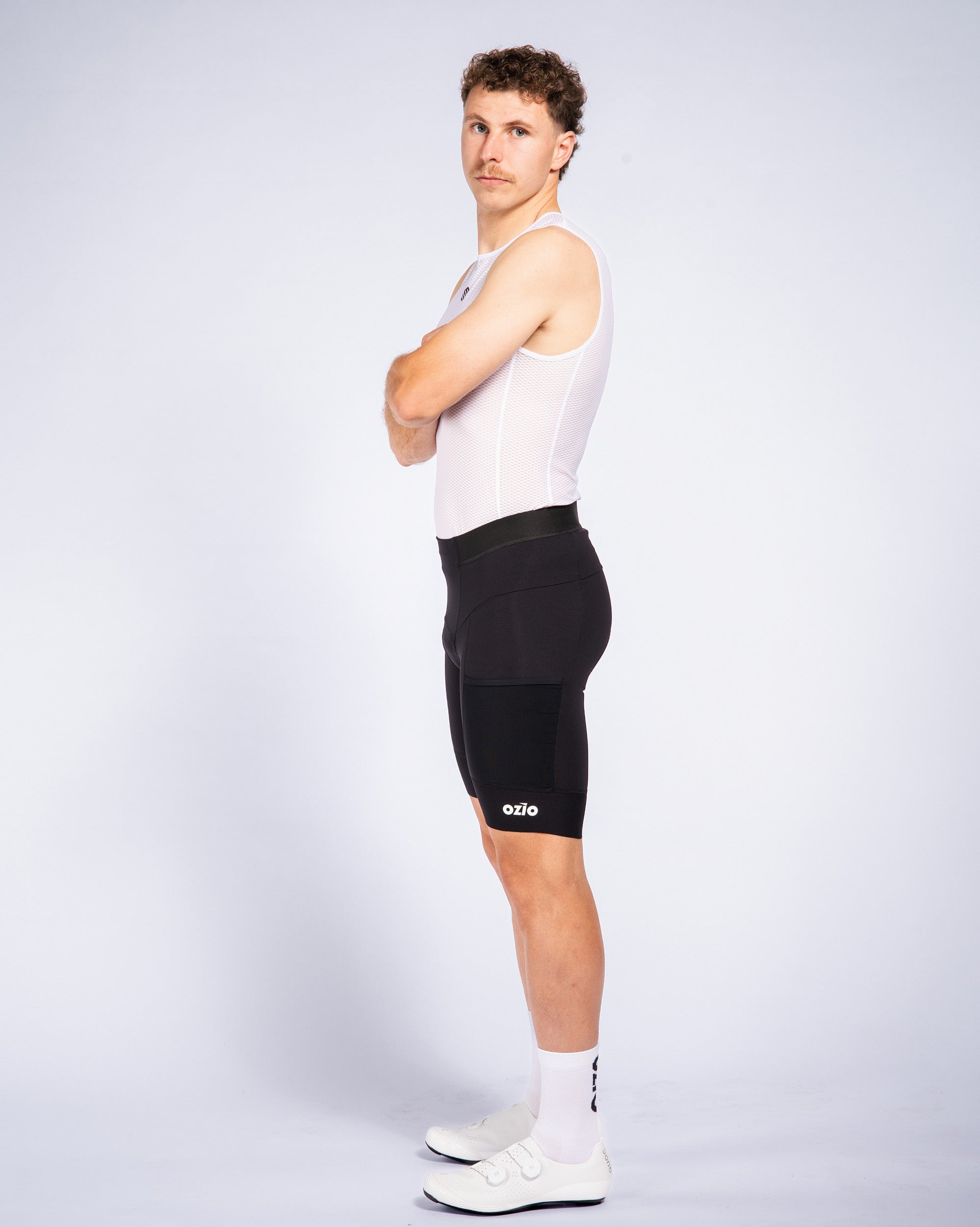 Vue latérale du cuissard vélo Titan Ozio longue distance sans bretelles avec poche téléphone