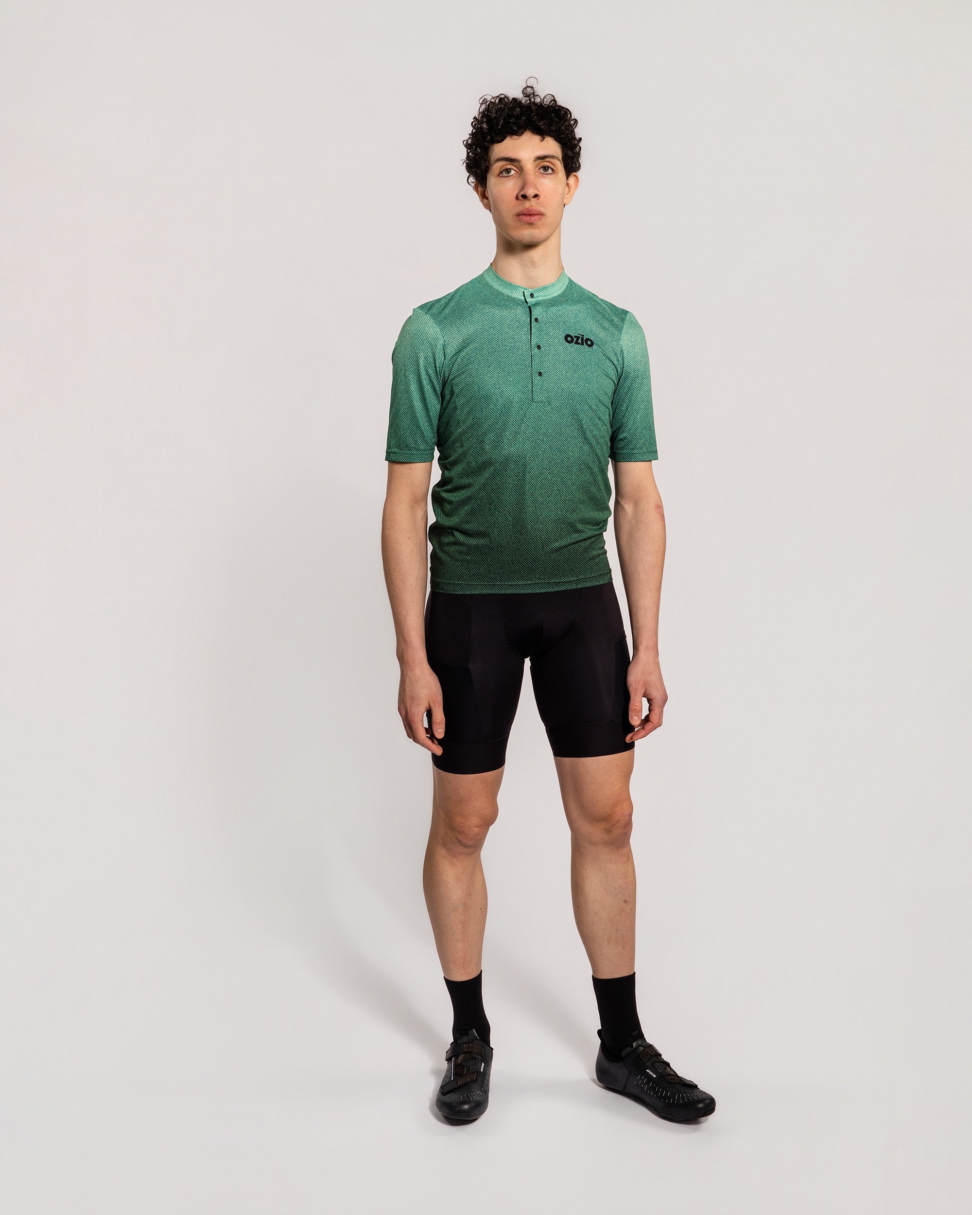 Maillot vélo gravel homme vert vu de face avec manches courtes