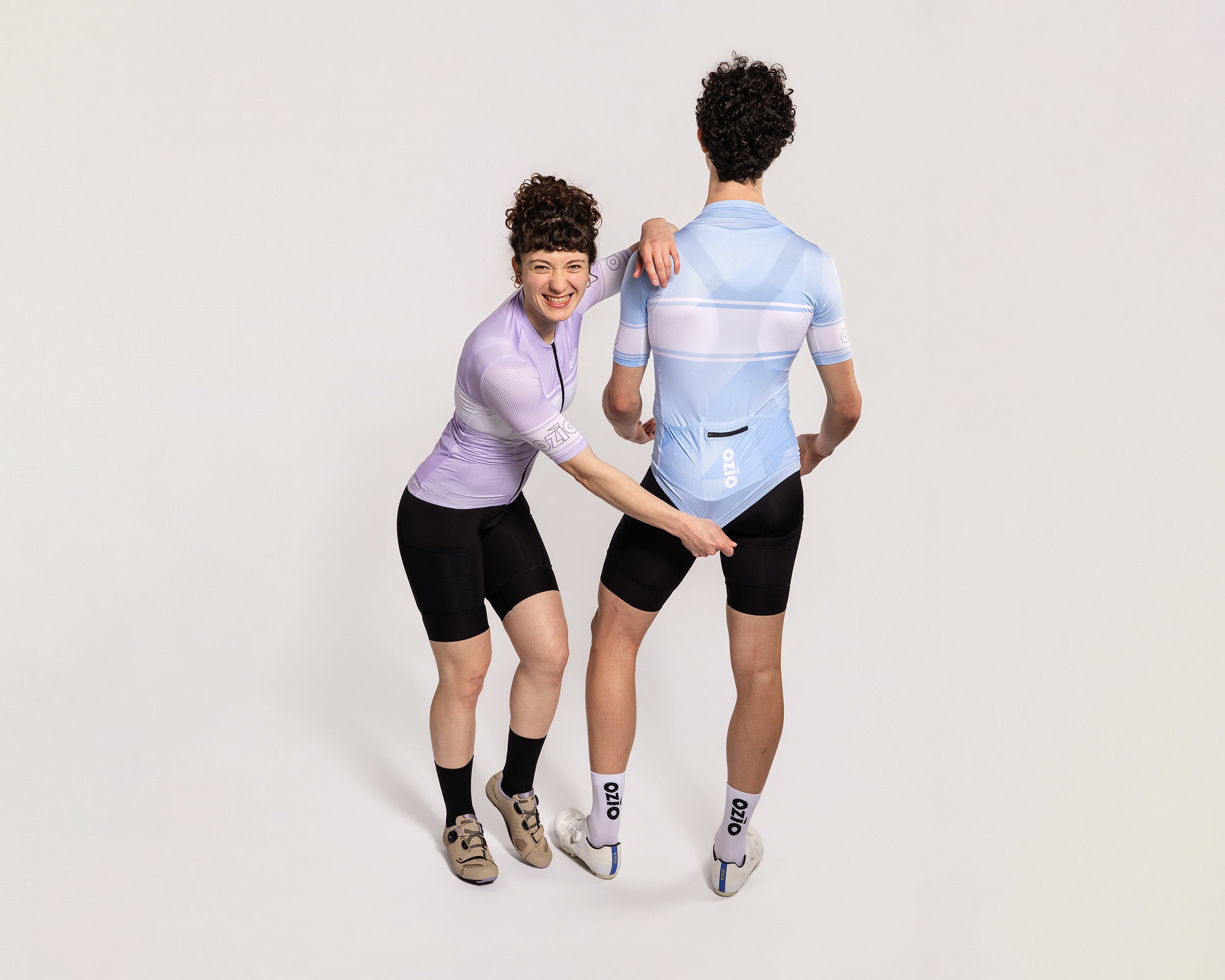 Maillot cyclisme Bliss OZIO rose et bleu porté par un couple, tenue été vélo